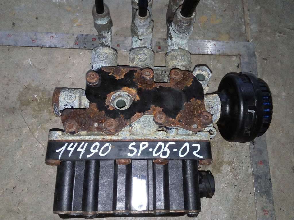 Кран уровня главный б/у