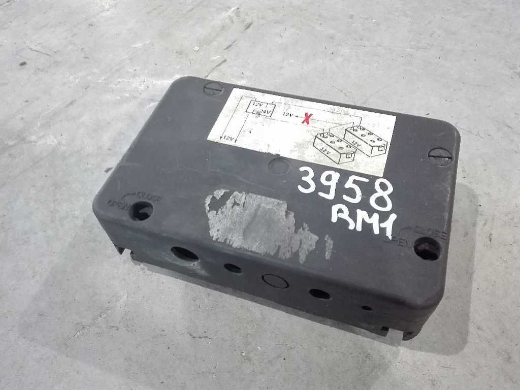 Блок предохранителей ящика акб б/у