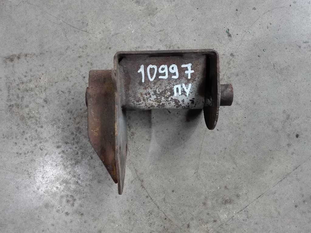 Кронштейн подушки радиатора нижний левый б/у