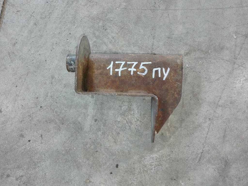 Кронштейн радиатора нижний б/у