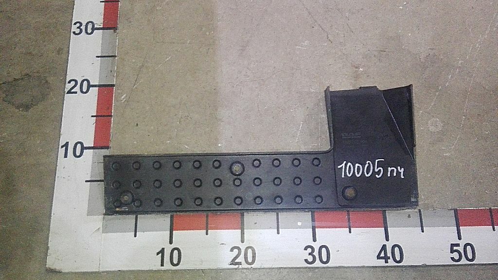 Накладка порога правой двери б/у