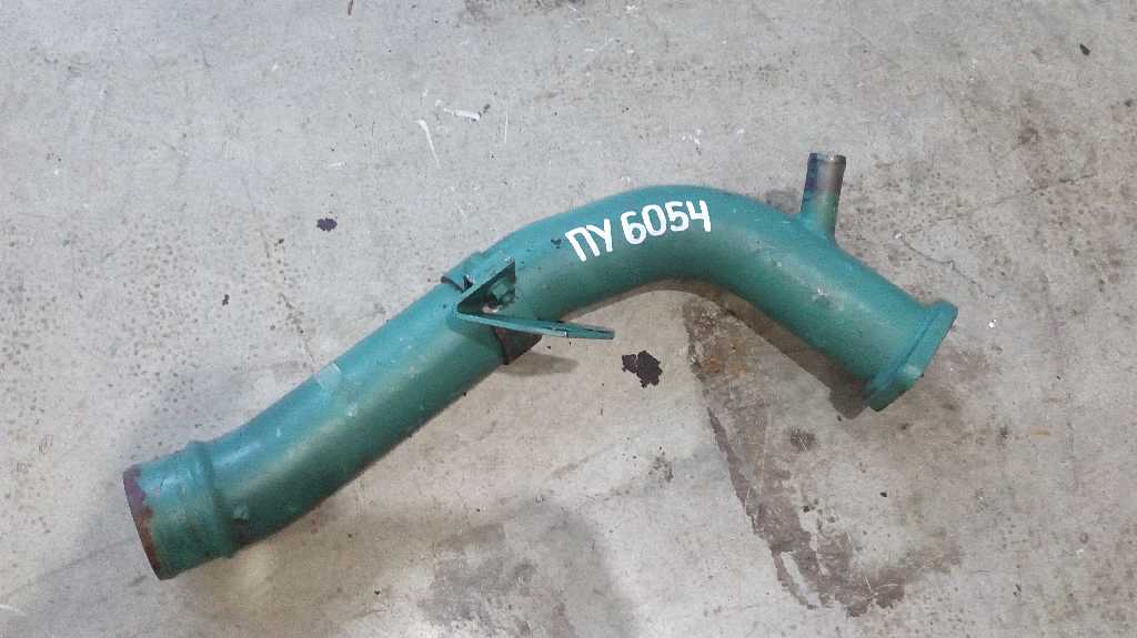 Патрубок системы охлаждения D13A б/у