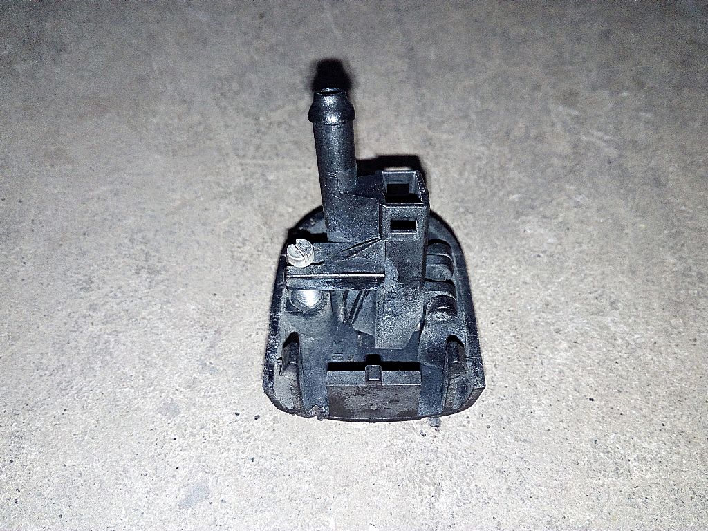 Форсунка стеклоомывателя правая б/у