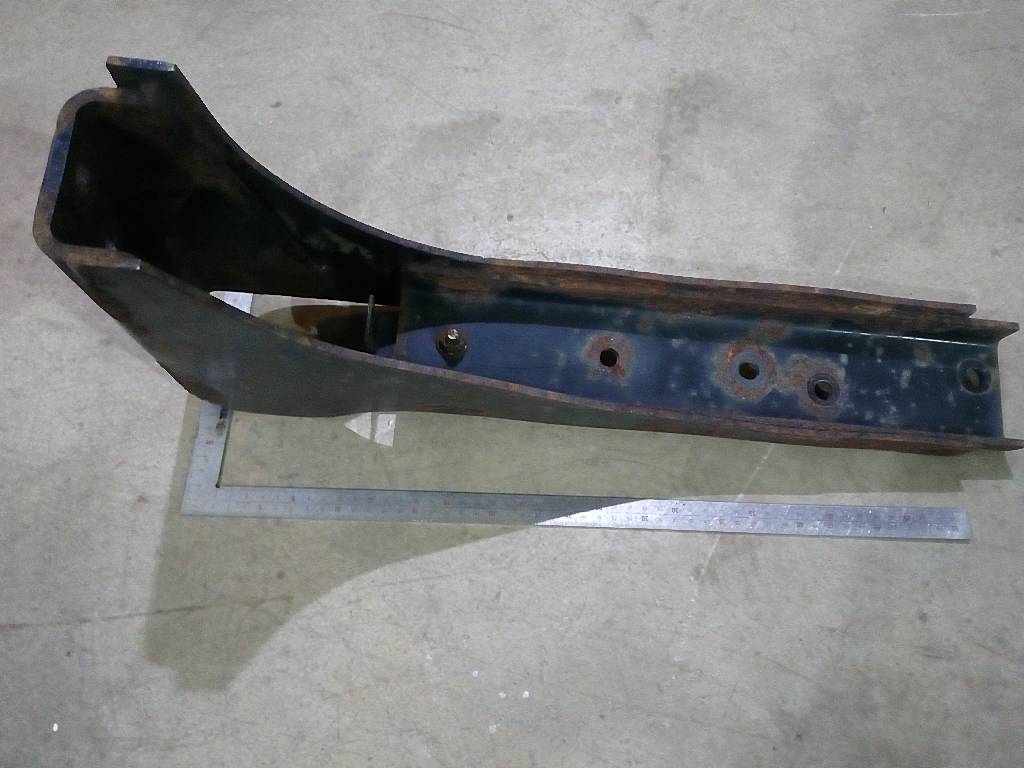 Кронштейн корпуса воздушного фильтра б/у