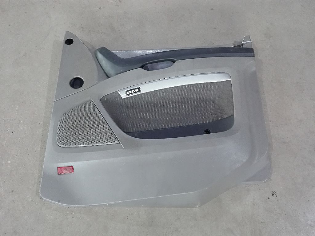 Обшивка правой двери б/у