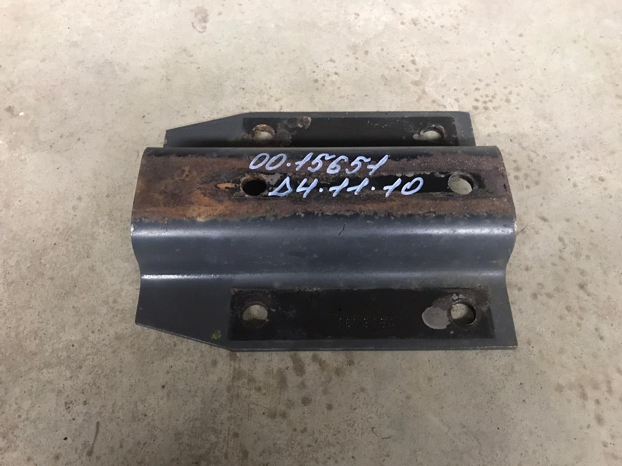 Проставка кронштейна топливного бака б/у