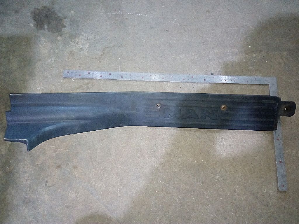 Накладка порога левой двери передняя б/у