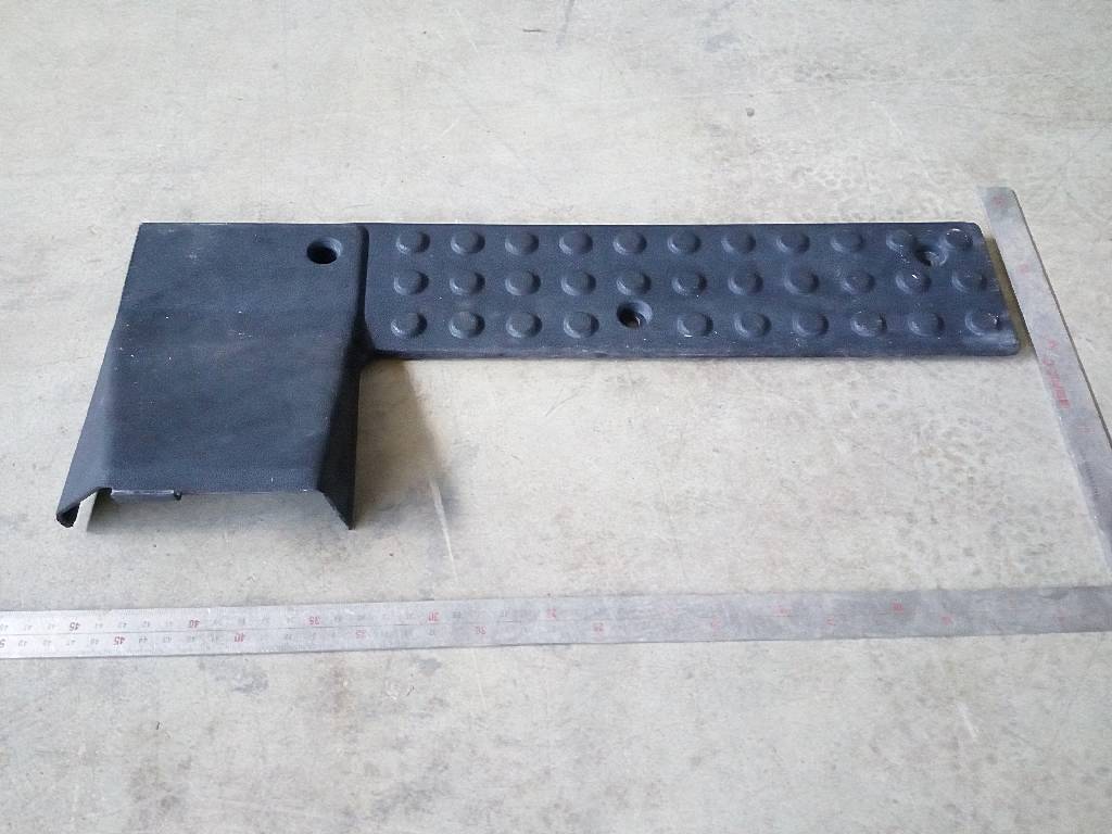 Накладка порога левой двери б/у