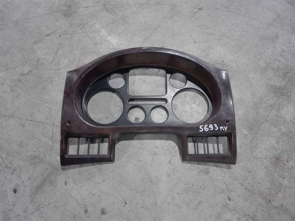 Рамка щитка приборов б/у