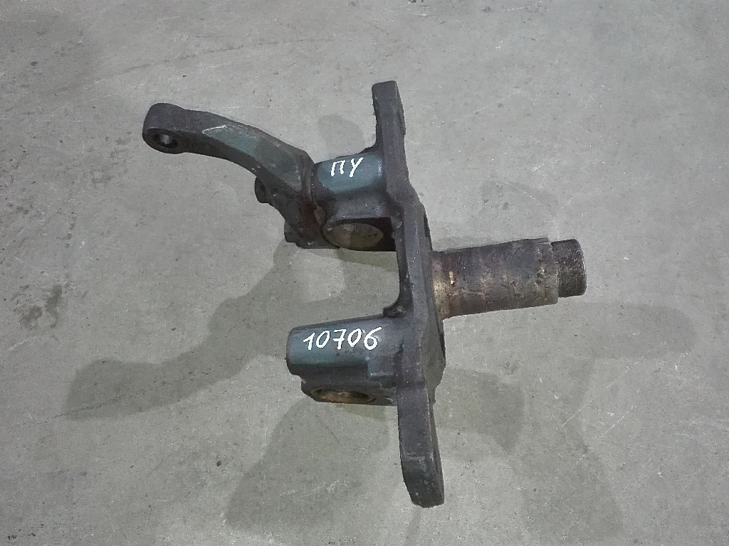 Кулак поворотный правый б/у