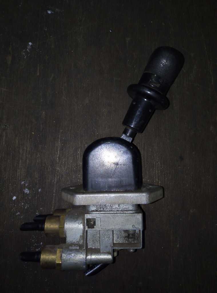 Кран стояночного тормоза б/у