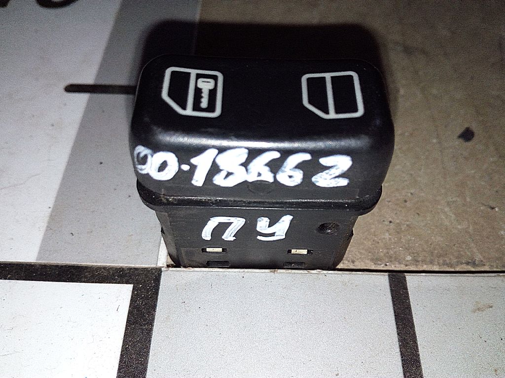 Клавиша блокировки дверей б/у