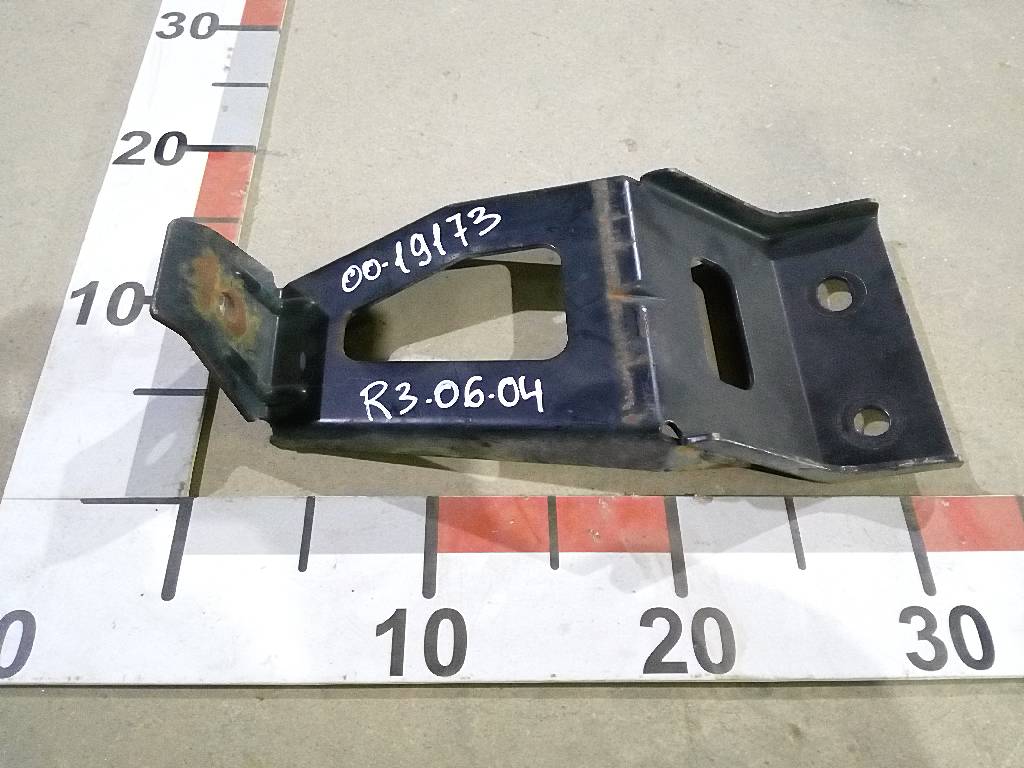 Кронштейн правого инструментального ящика б/у