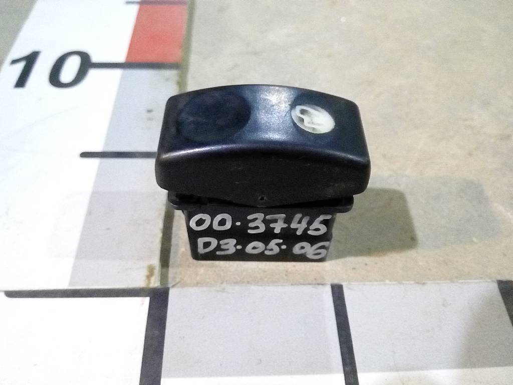 Клавиша люка б/у