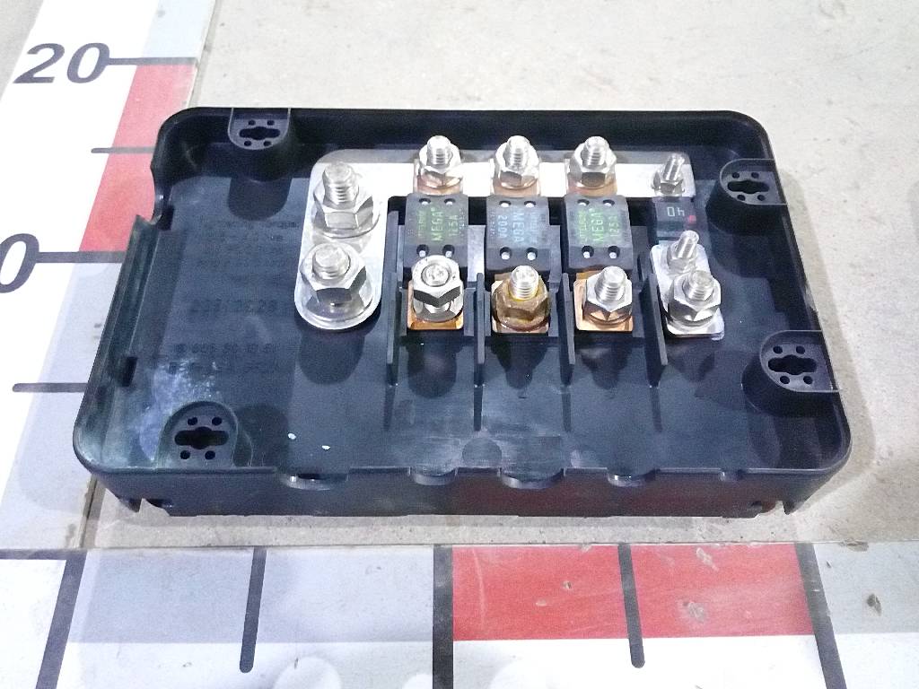 Блок предохранителей ящика акб б/у