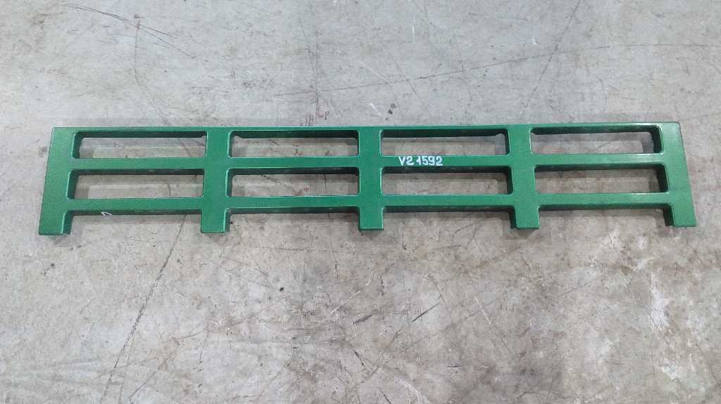 Накладка ступени нижней решетки радиатора б/у