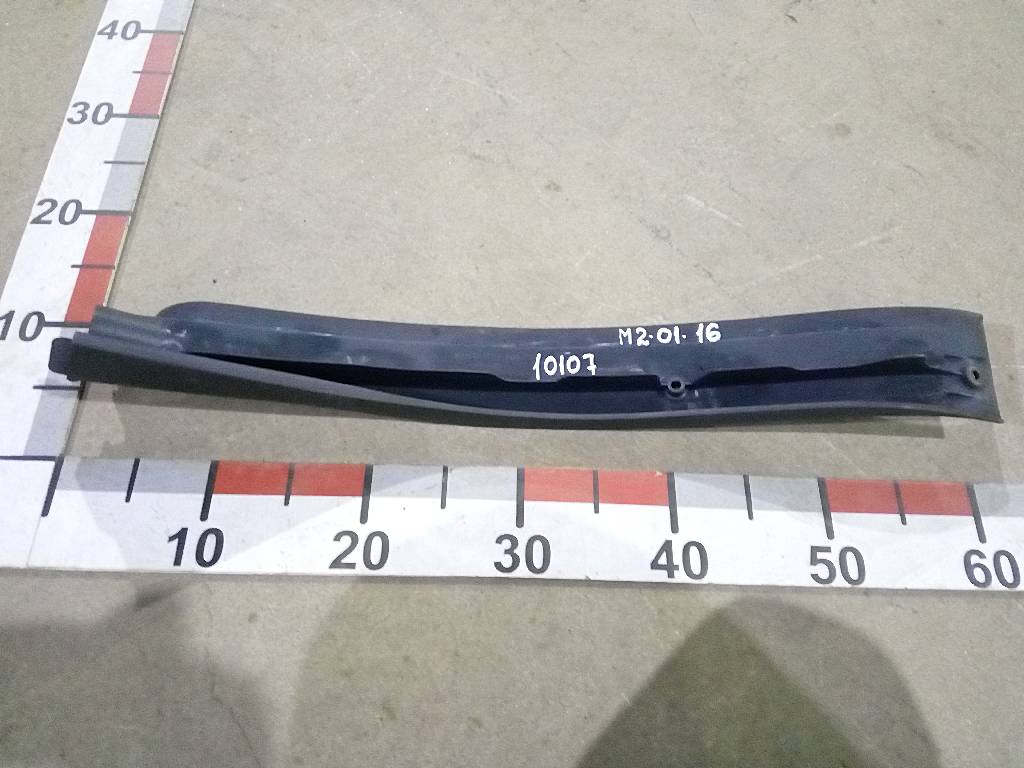 Накладка порога правой двери б/у