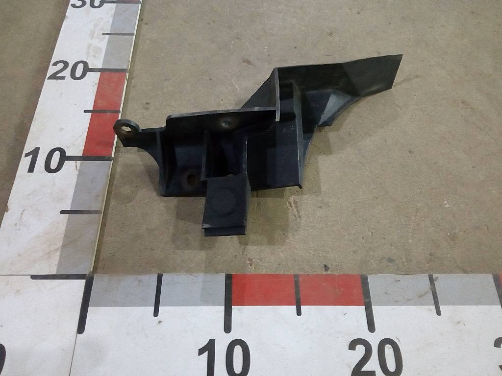 Крепление накладки правой стойки лобового стекла б/у