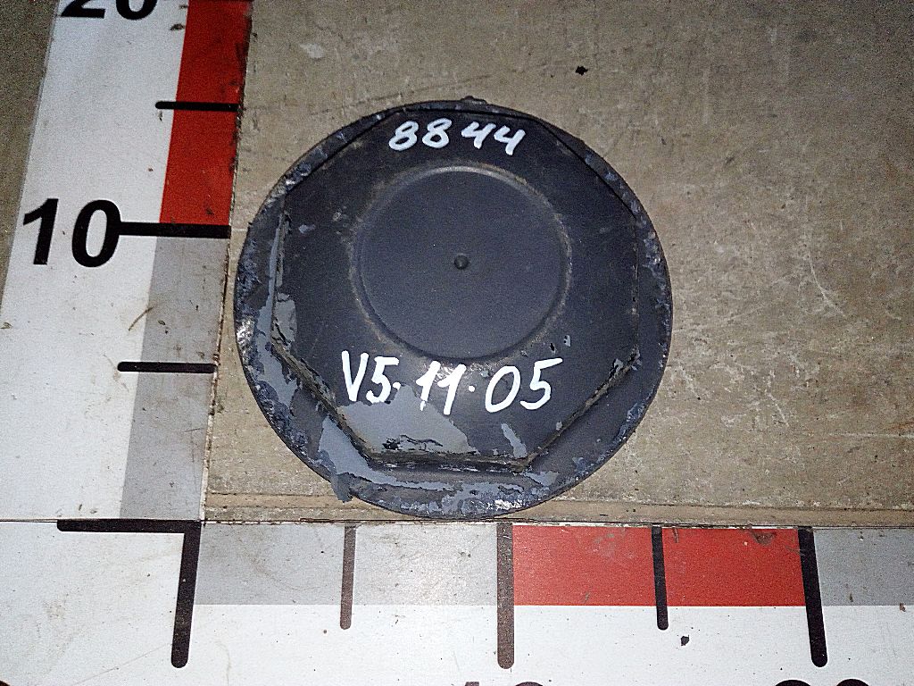 Крышка передней ступицы б/у