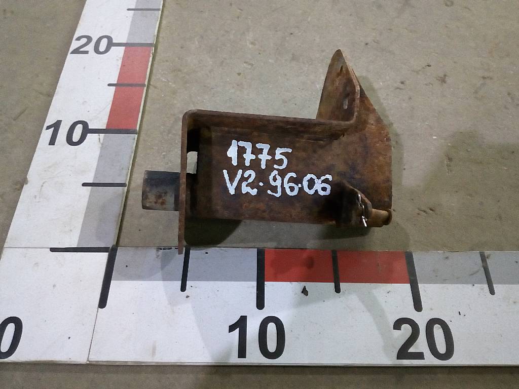 Кронштейн радиатора нижний б/у