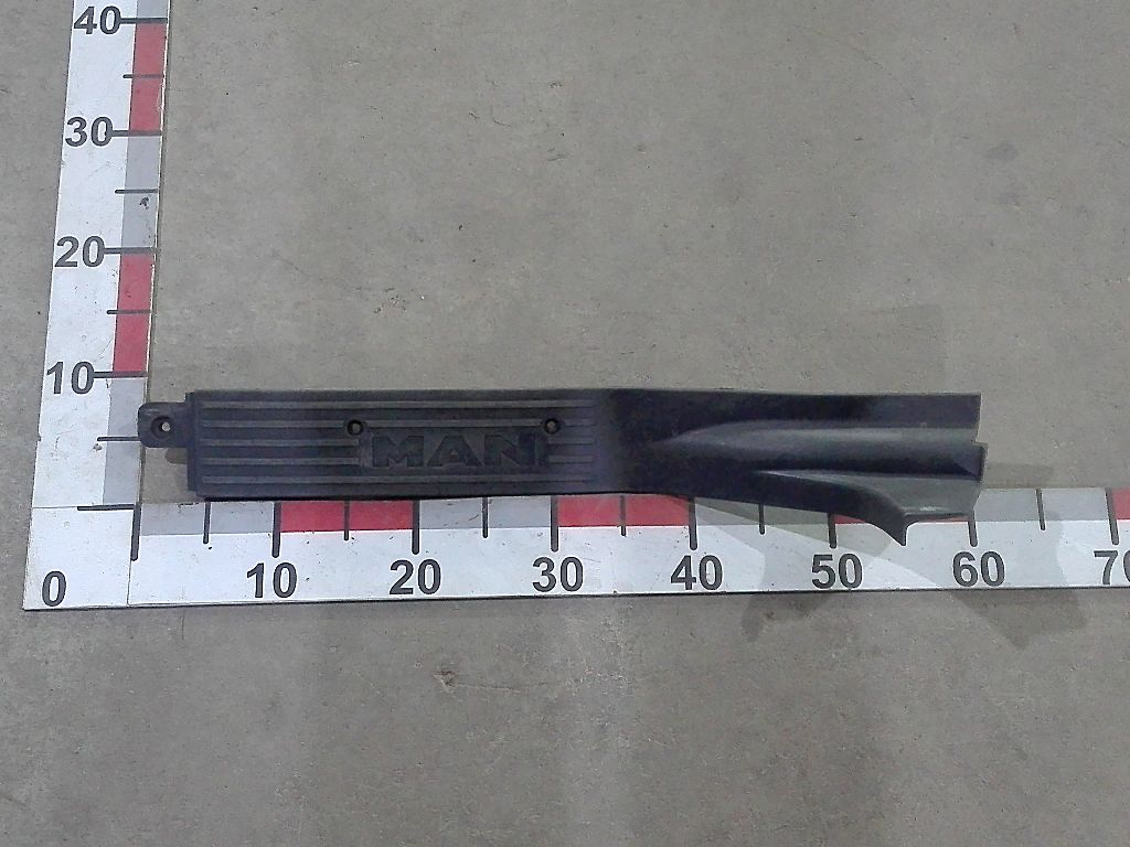 Накладка порога правой двери передняя б/у