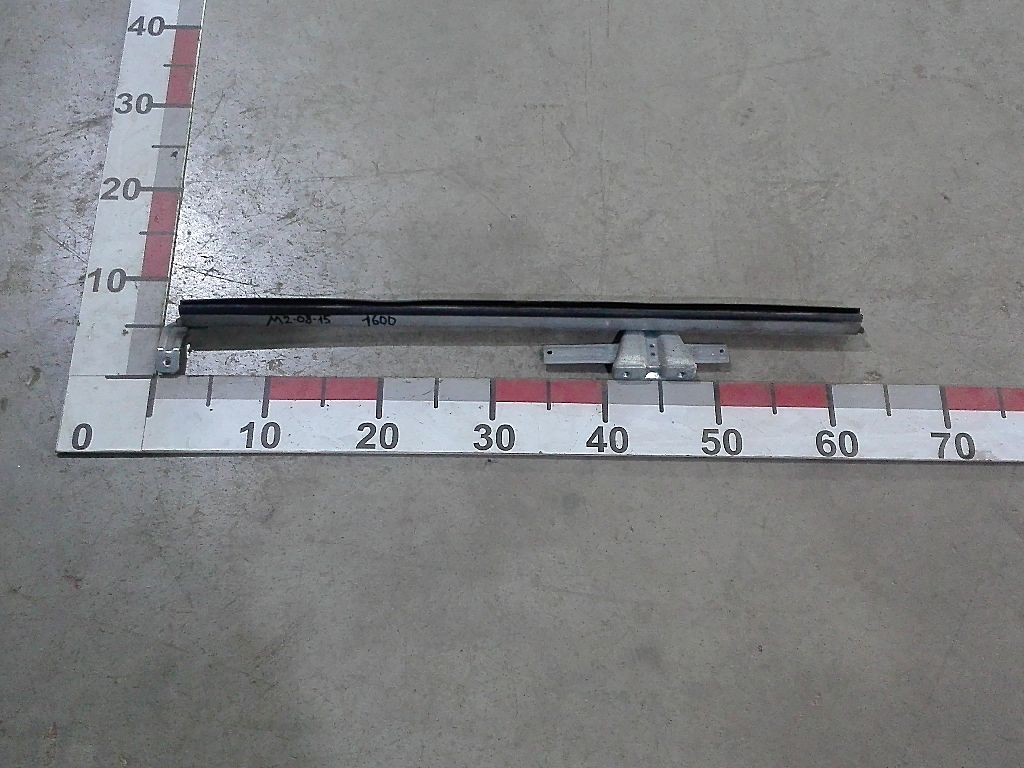 Направляющая стекла правой двери б/у