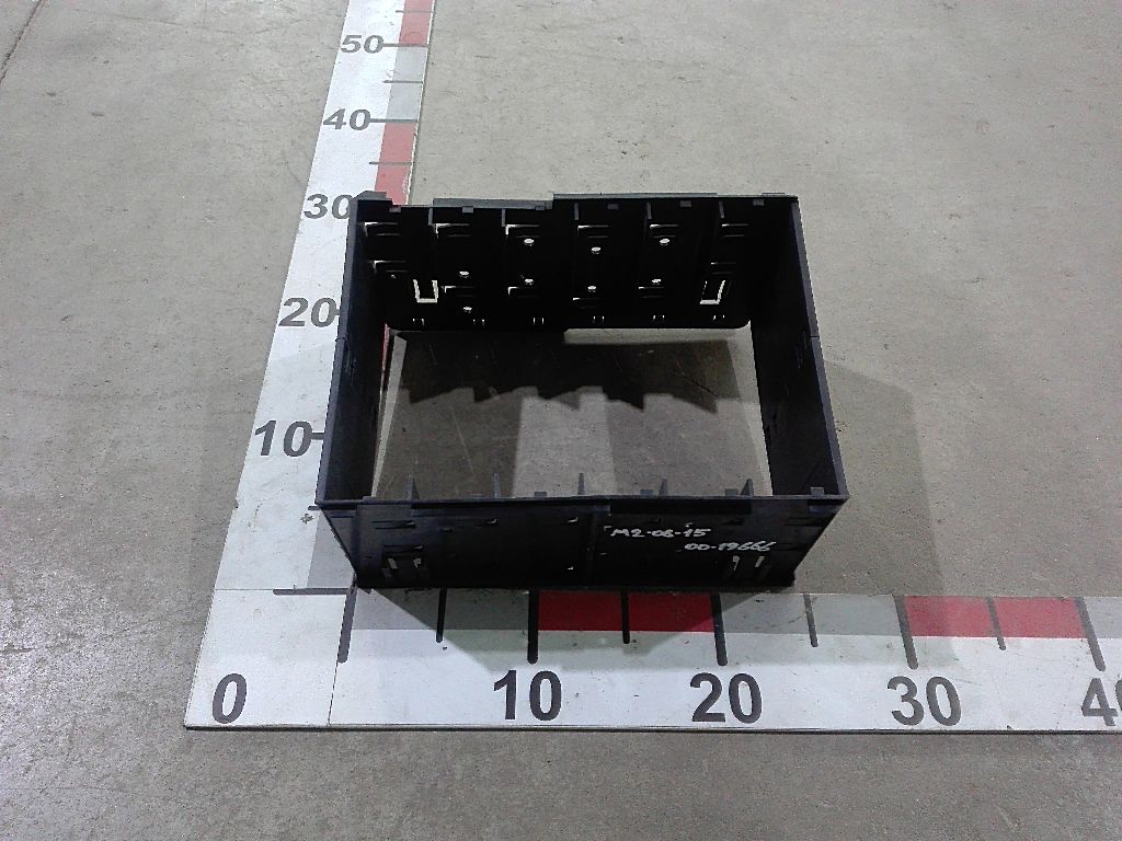 Кронштейн блока предохранителей б/у