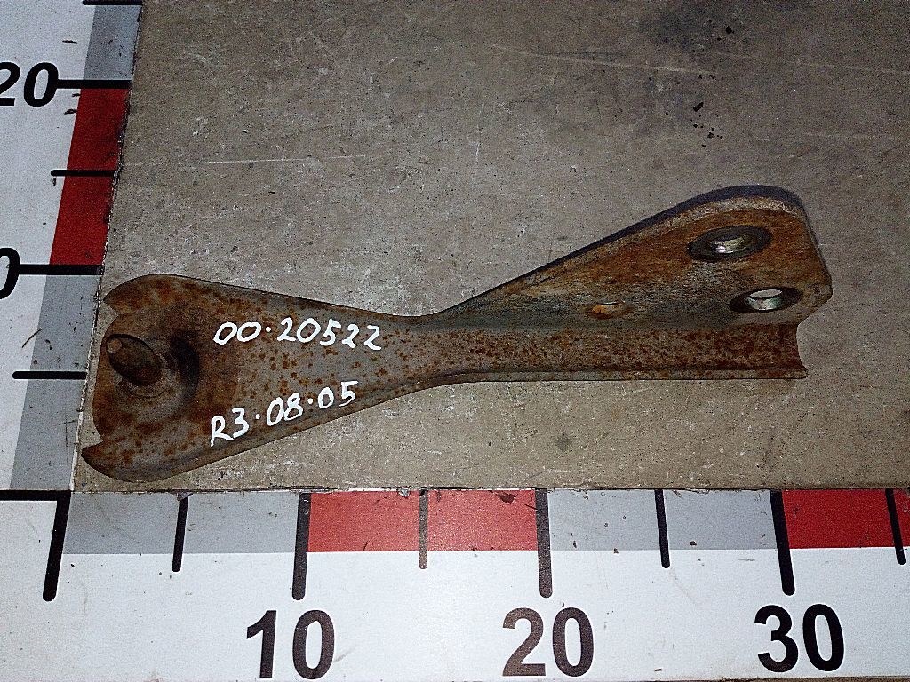 Кронштейн радиатора нижний правый б/у