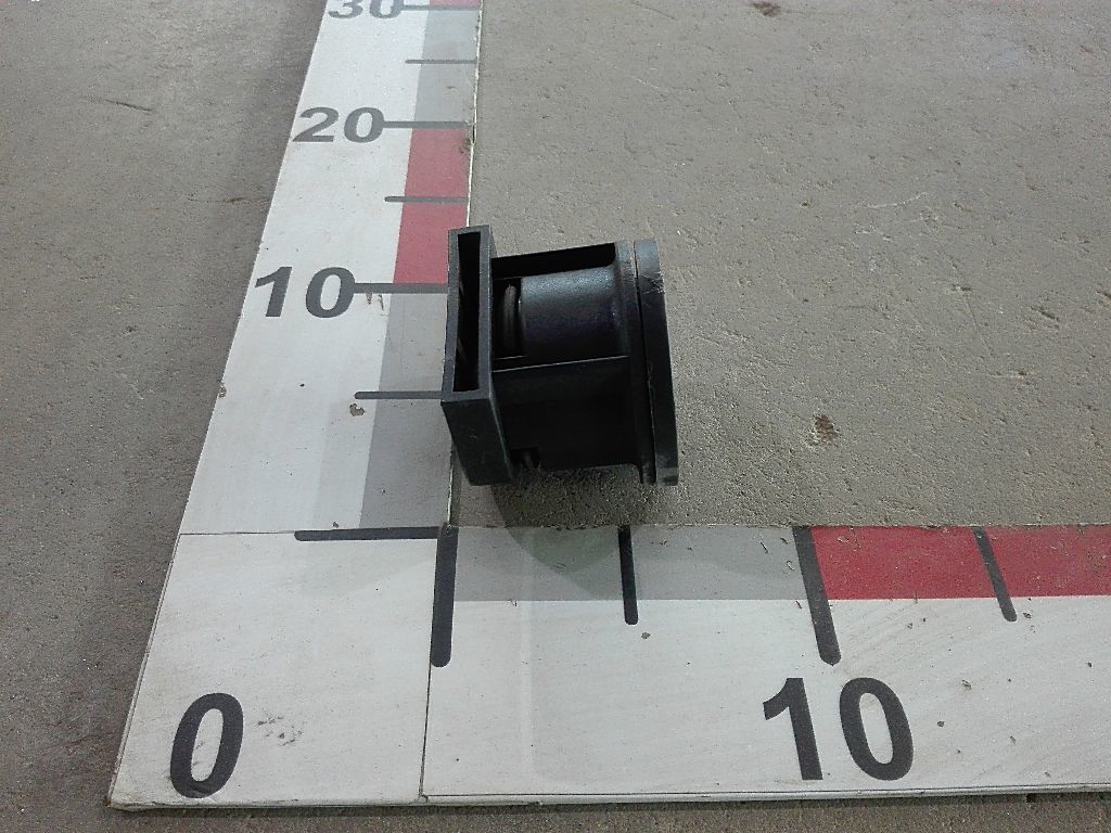 Кронштейн радиатора нижний б/у