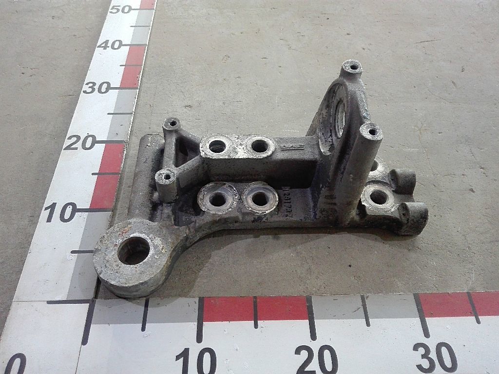 Кронштейн бампера левый б/у