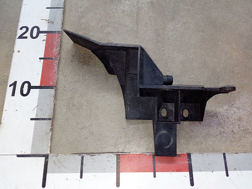 Крепление накладки левой стойки лобового стекла б/у