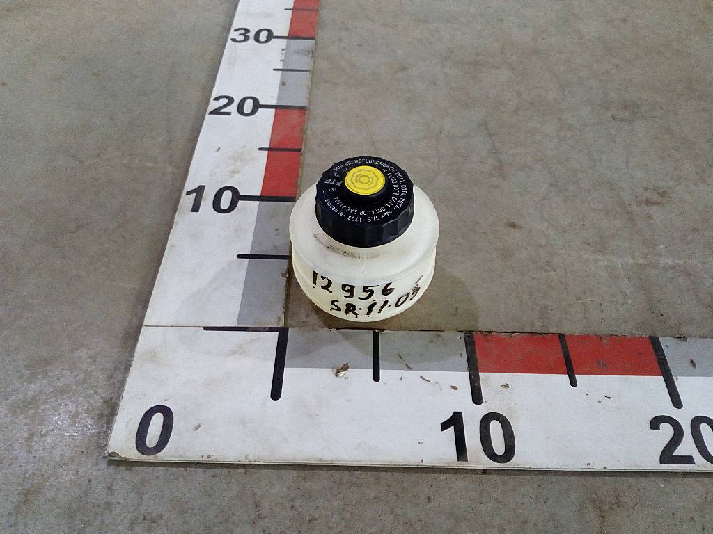 Бачок главного цилиндра сцепления б/у