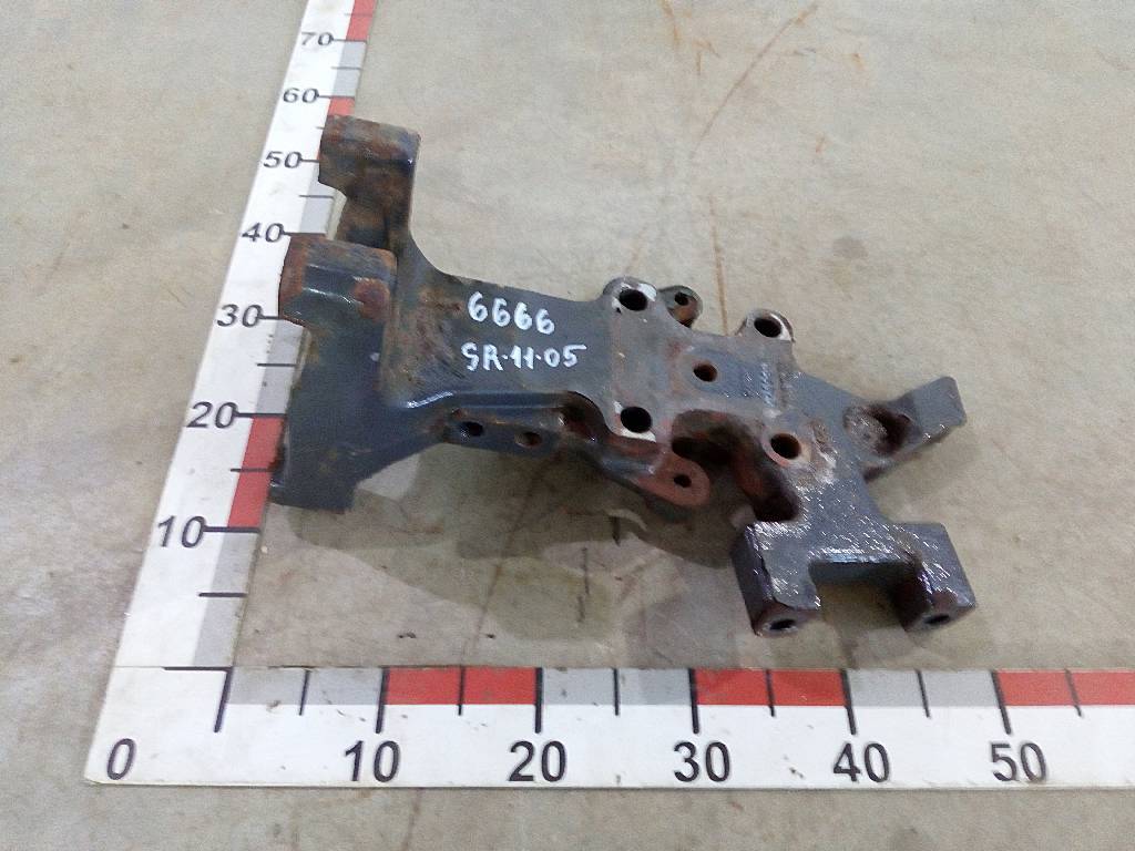 Кронштейн передней подушки подвески нижний левый б/у