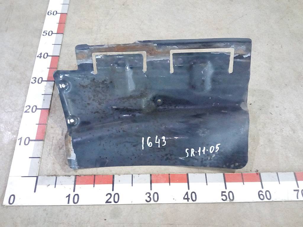 Кронштейн переднего крыла левый б/у