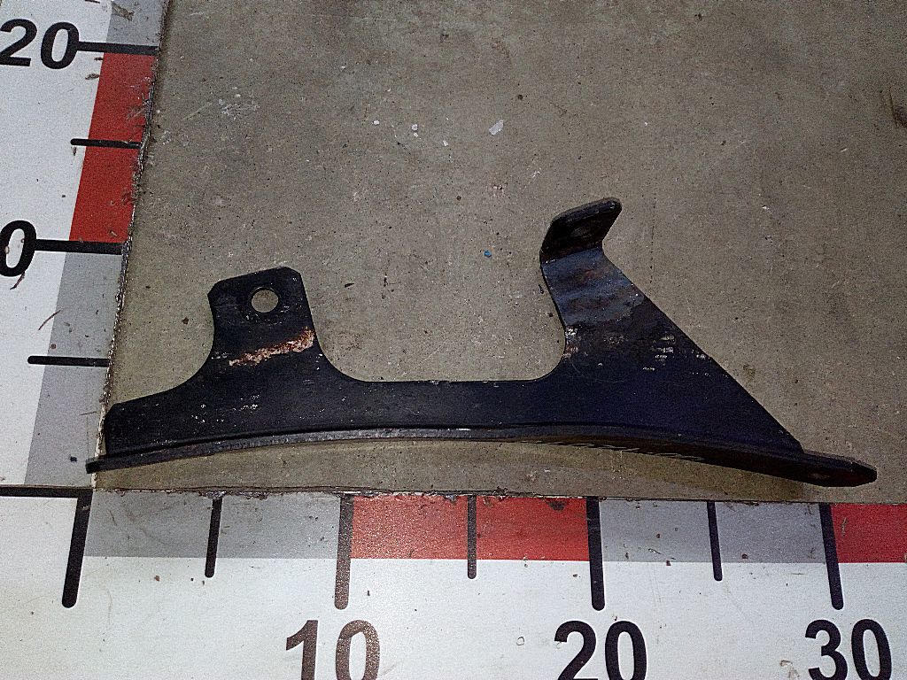 Кронштейн переднего крыла задний левый б/у