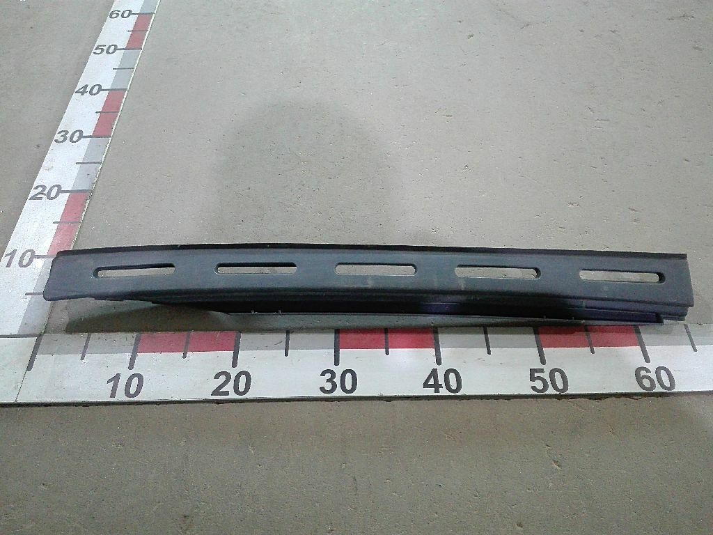 Дефлектор лобового стекла левый б/у