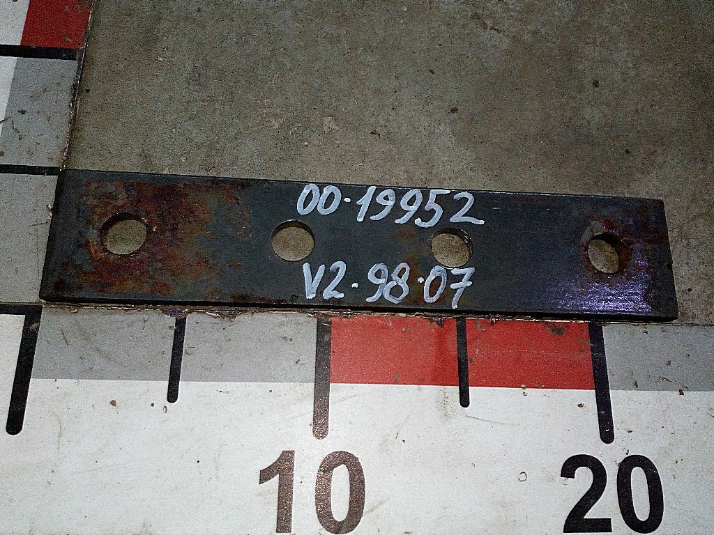 Проставка кронштейна топливного бака б/у