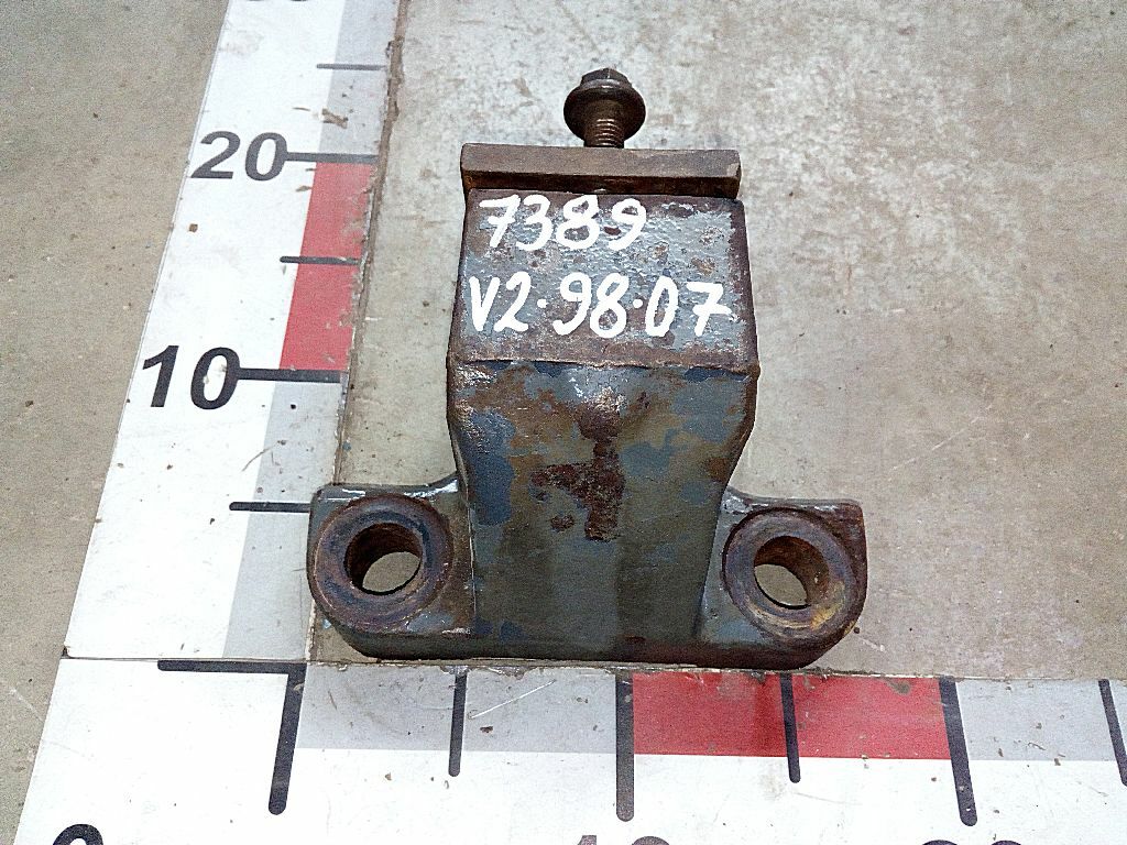 Кронштейн переднего стабилизатора нижний б/у