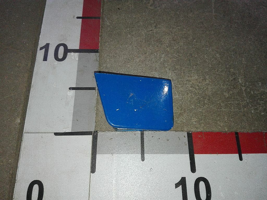 Заглушка бампера правая б/у