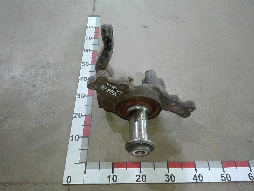 Кулак поворотный правый б/у