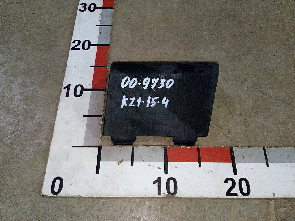 Заглушка бампера верхняя правая б/у