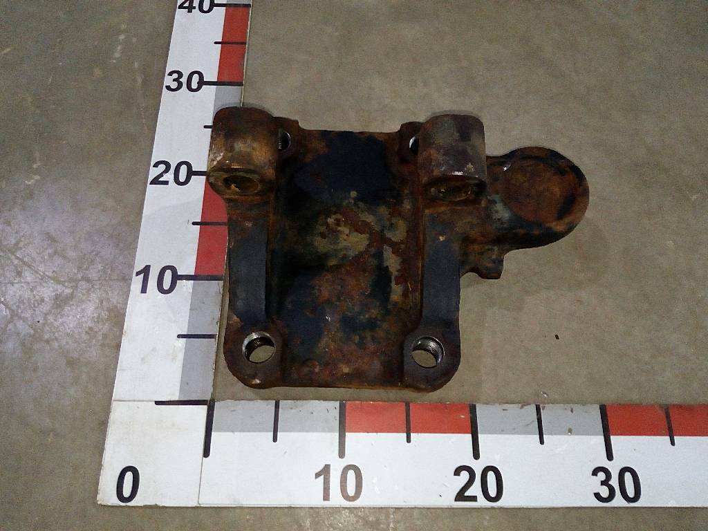 Крепление правого кронштейна задней подвески б/у