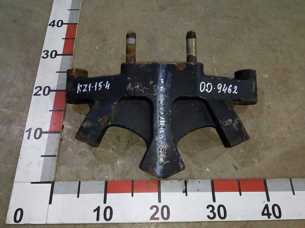 Кронштейн реактивных тяг б/у