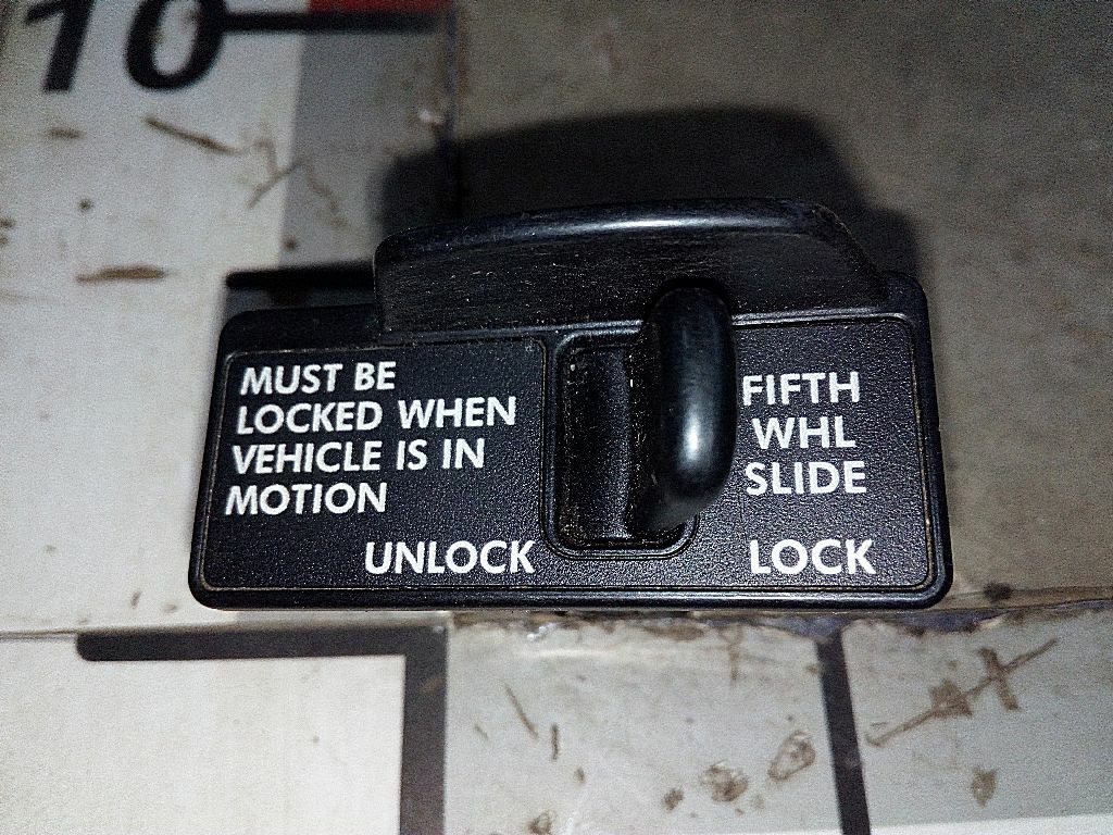 Клавиша сцепного устройства б/у