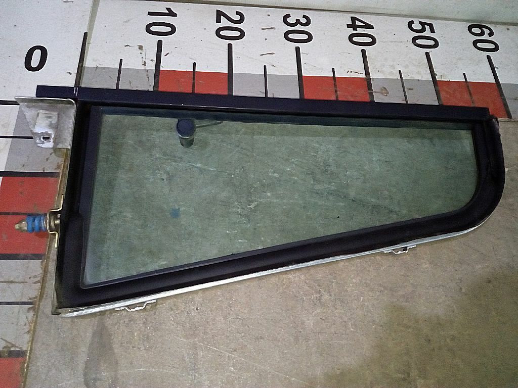 Форточка правой двери б/у