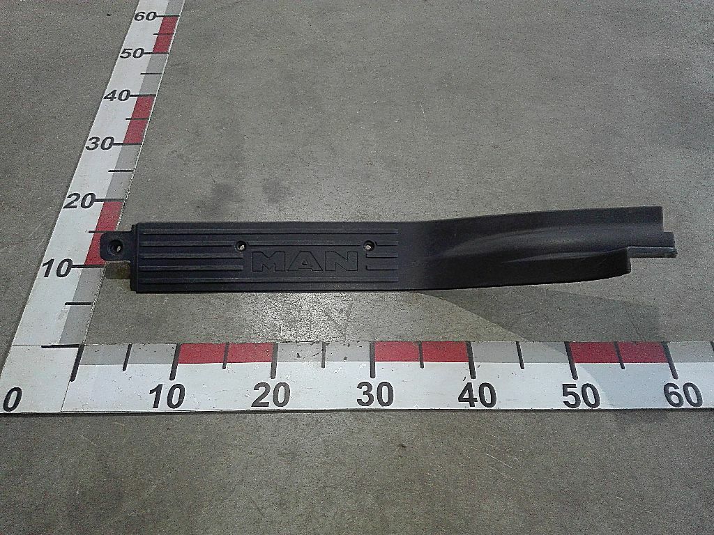 Накладка порога правой двери передняя б/у