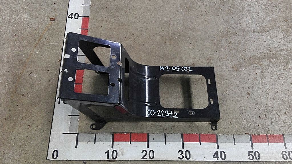 Кронштейн накладки центральной консоли б/у