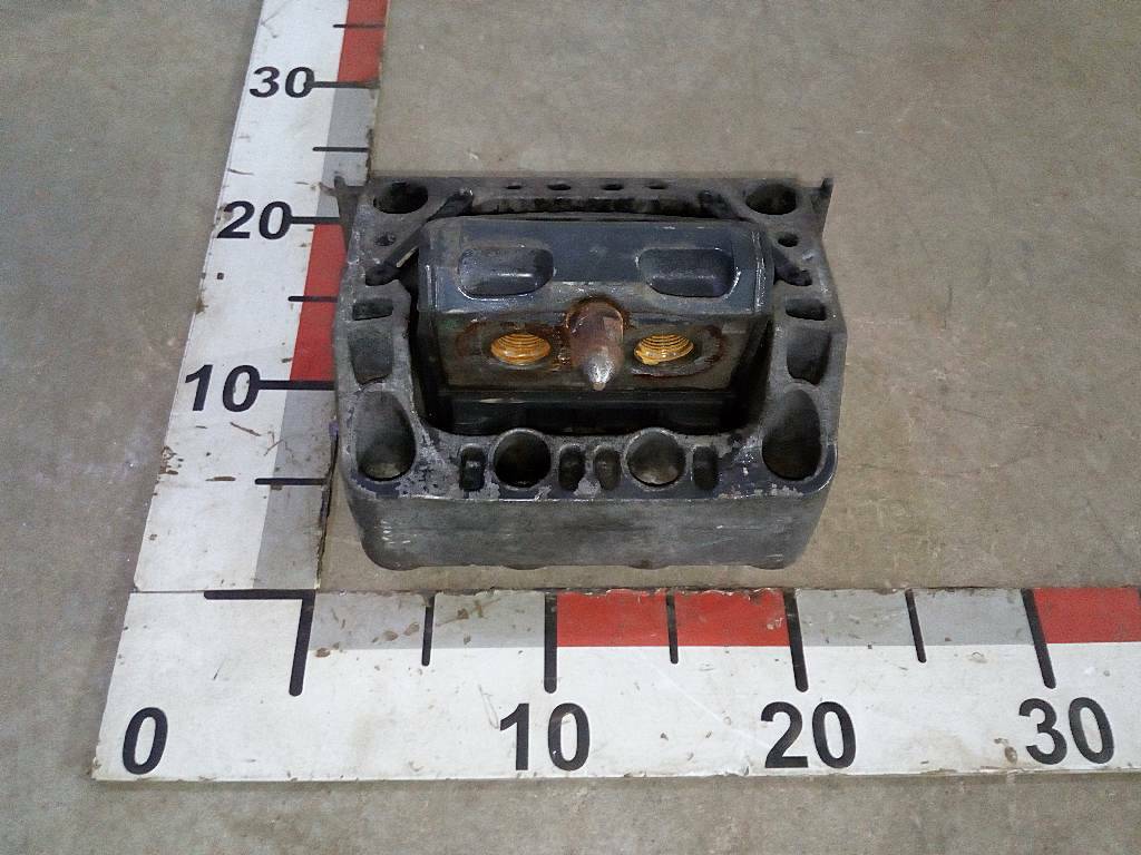 Подушка двигателя передняя OM471 б/у