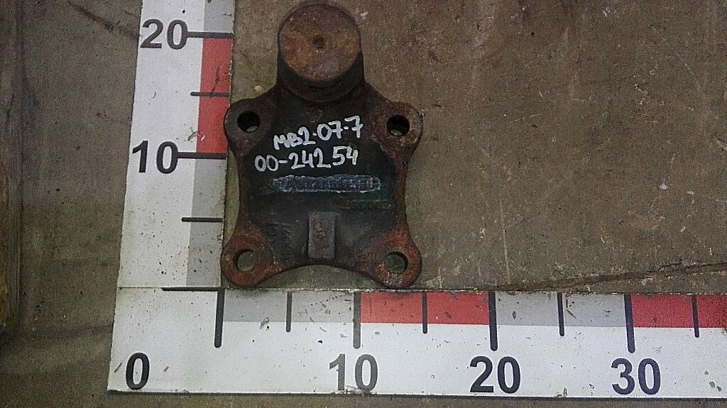 Кронштейн цилиндра подъема кабины б/у