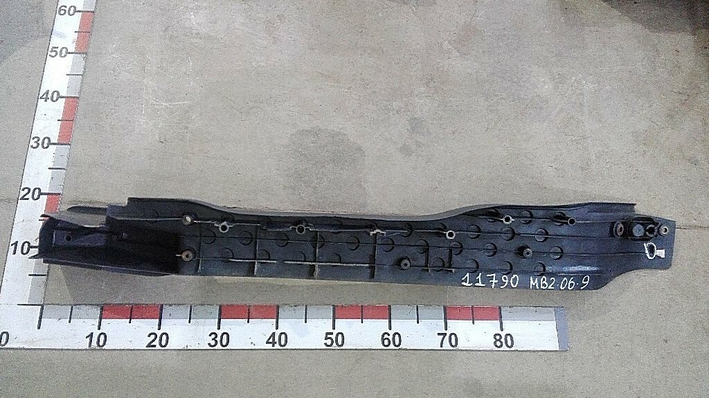 Накладка порога левой двери б/у